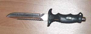 Handelsübliches Tauchermesser - Grosse Klinge mit Säge an der Oberseite und Angelschnurkappöse